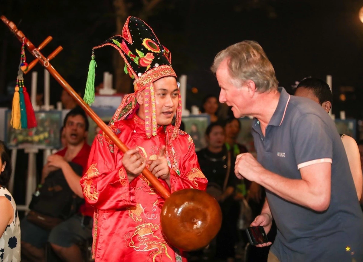 Anh Nguyễn Xuân Hữu, xã Bắc Quang giới thiệu với du khách nước ngoài về hát Then.