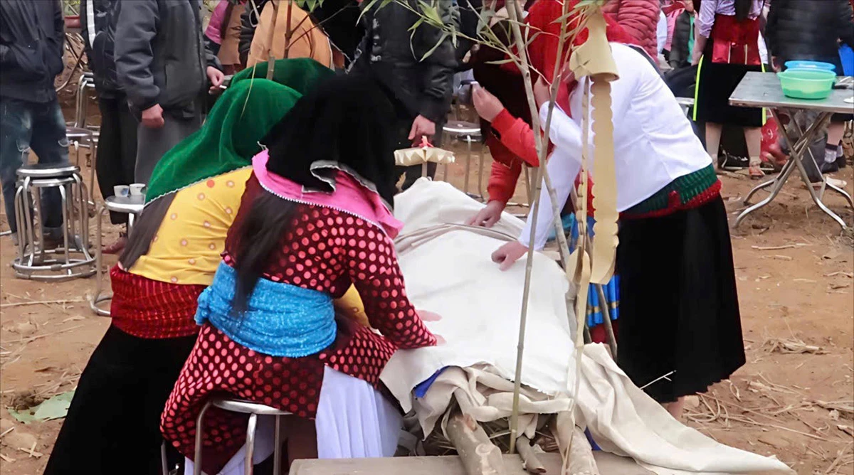 Không đưa người chết vào áo quan, phơi thi hài là vấn đề nhức nhối ở đồng bào Mông vùng Cao nguyên đá Đồng Văn.