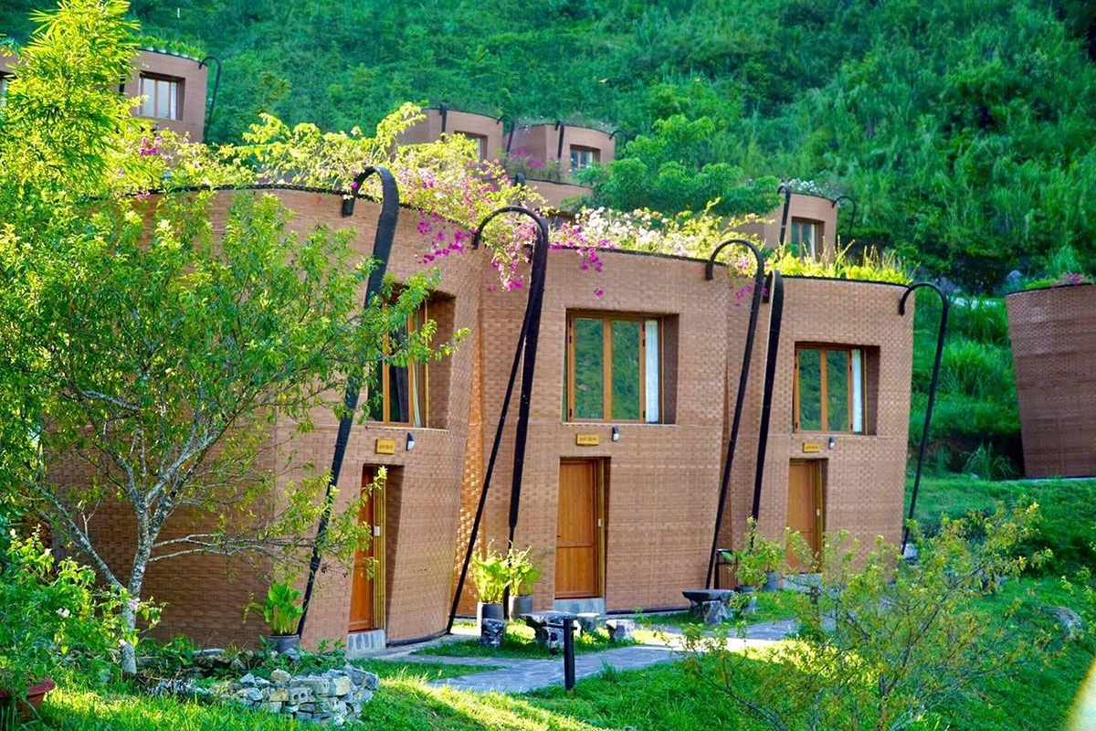 Những ngôi nhà hình quẩy tấu độc đáo ở Khu nghỉ dưỡng H’Mong Village.