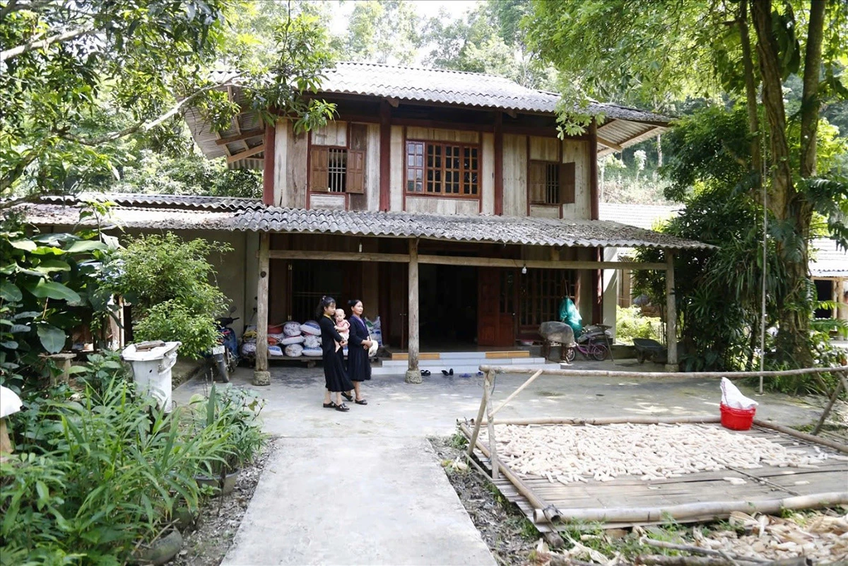 Nếp nhà của tộc người Tống.