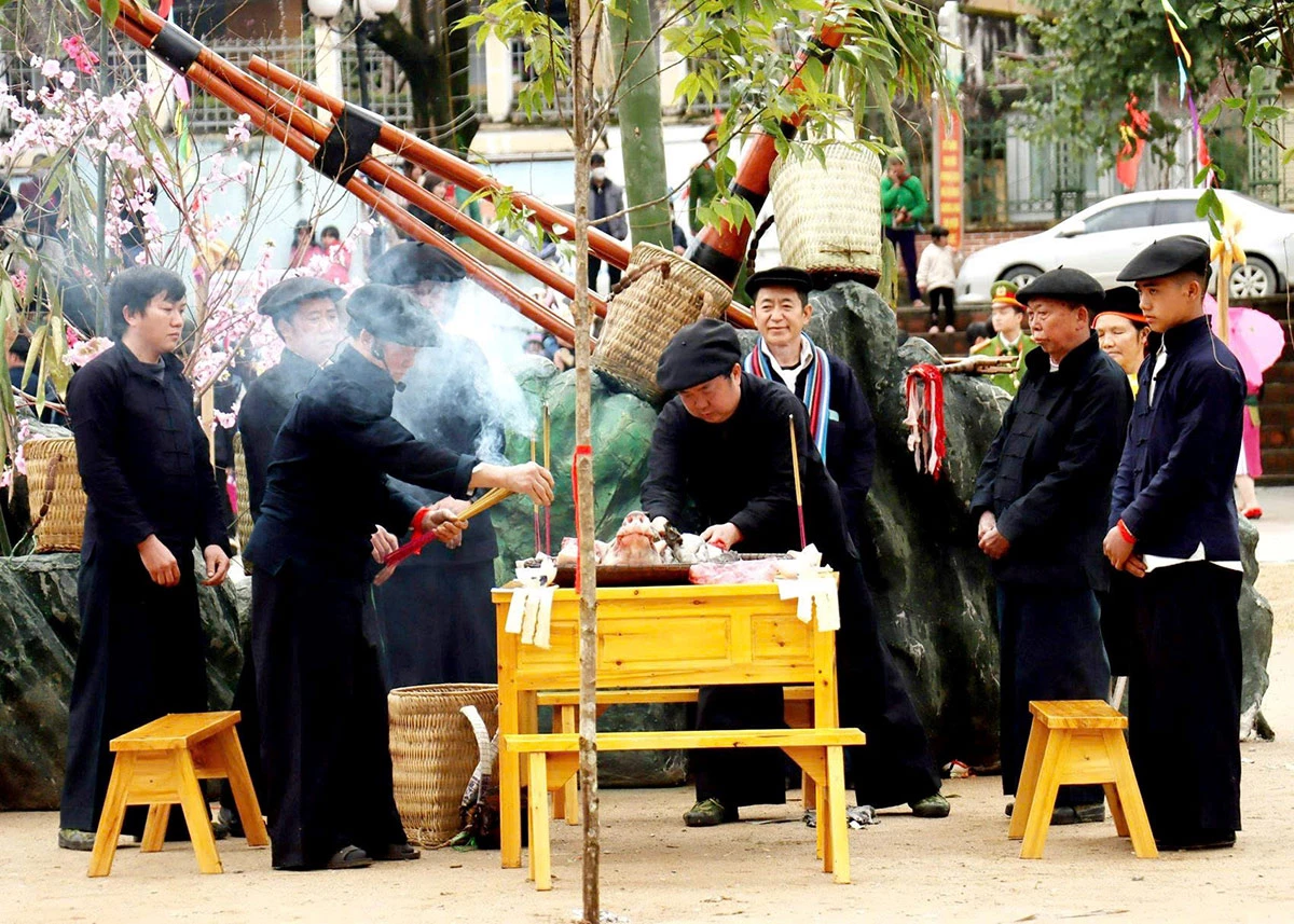 Các nghệ nhân dân gian xã Mèo Vạc thực hiện nghi thức cúng trong Lễ Gầu Tào.