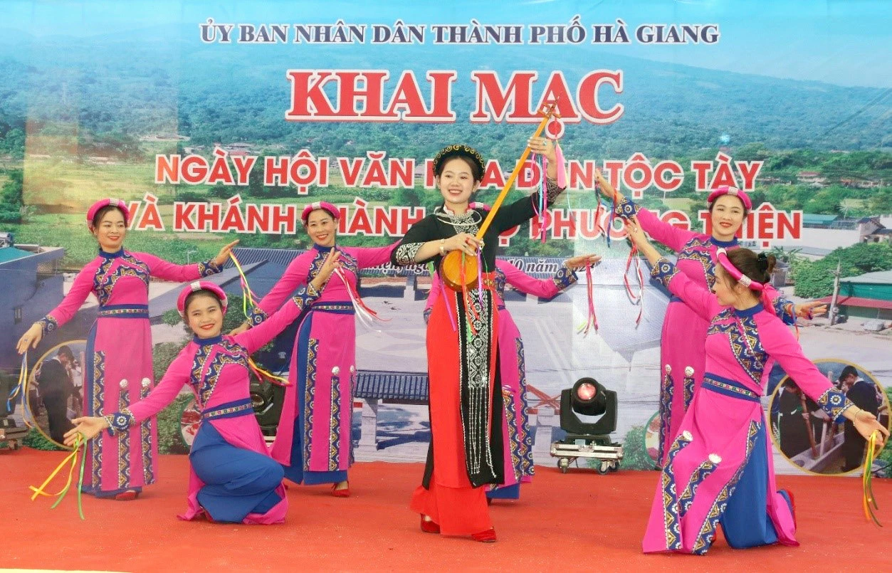 Trang phục là một phần hồn cốt của văn hóa. Thế hệ trẻ và khán giả đại chúng có thể nhầm lẫn giữa phiên bản biểu diễn và bản gốc, từ đó làm phai mờ tri thức văn hóa chuẩn xác.