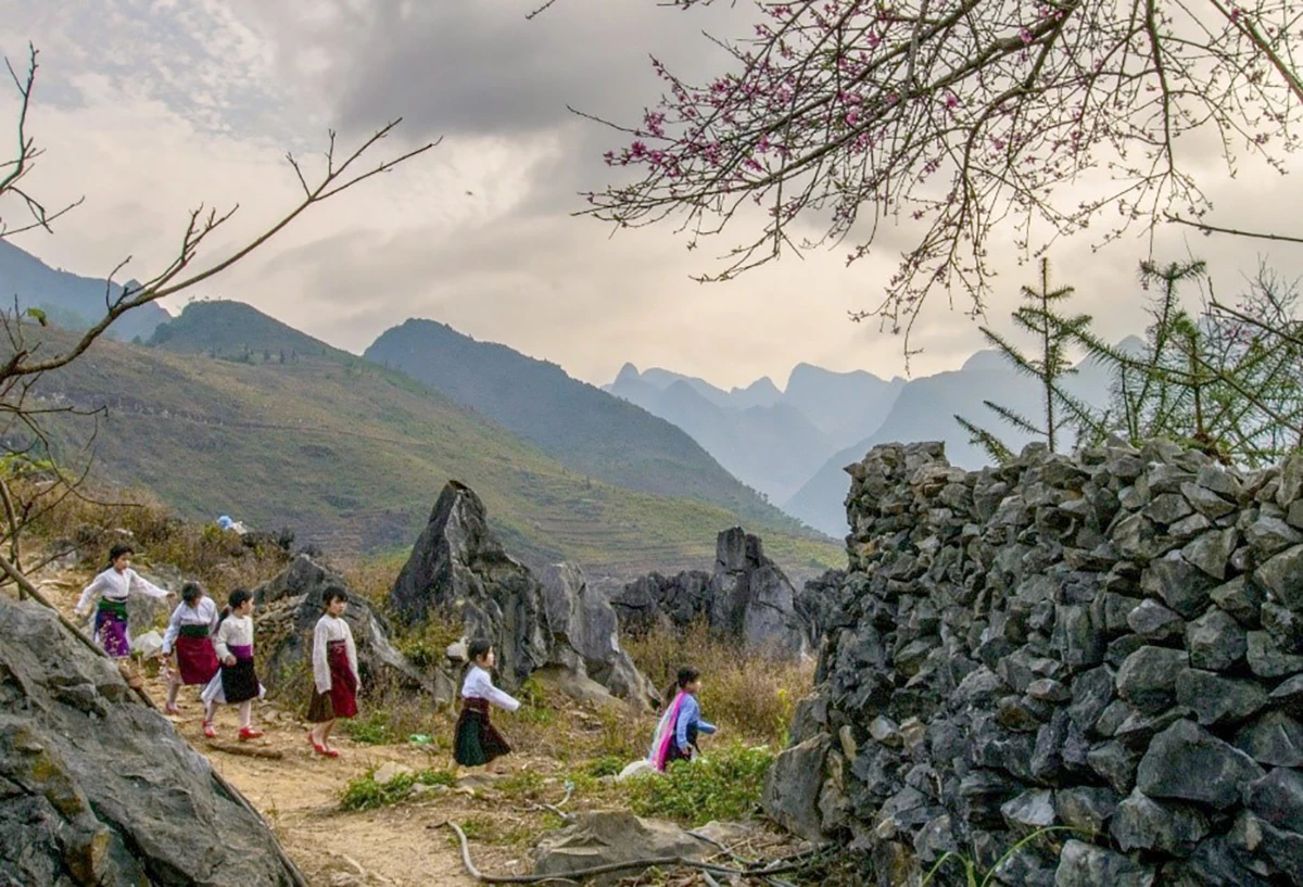 Khoác lên mình trang phục truyền thống từ thuở bé chính là cách nuôi dưỡng tình yêu và ý thức gìn giữ bản sắc dân tộc.