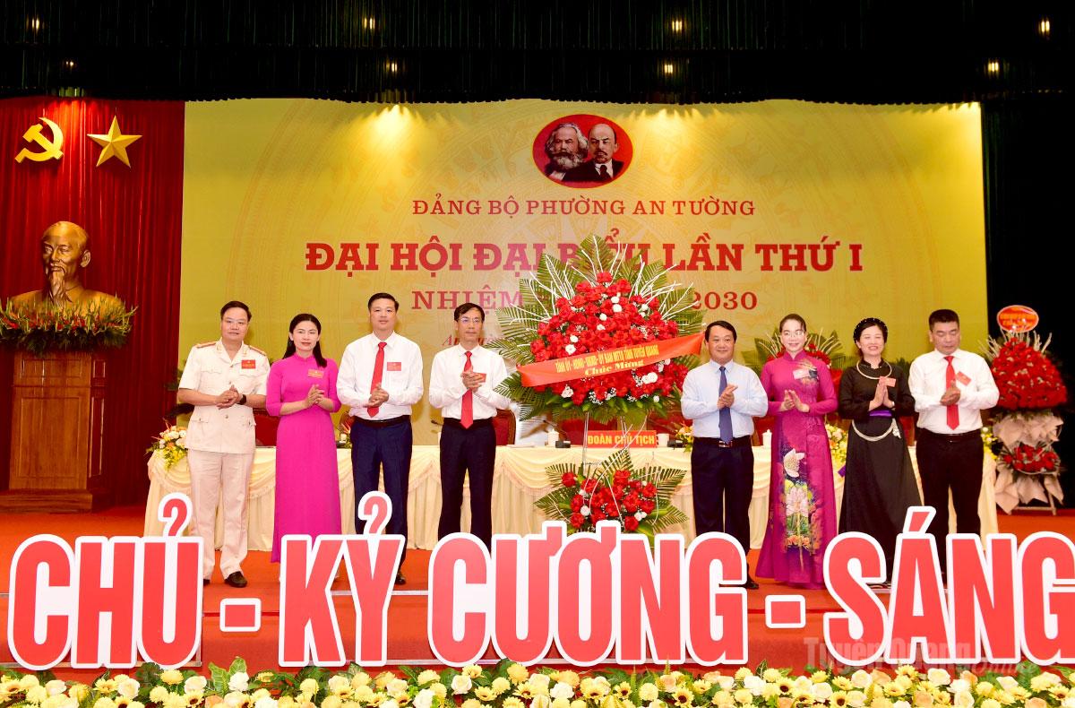Bí thư Tỉnh ủy Hầu A Lềnh tặng hoa chúc mừng Đại hội.