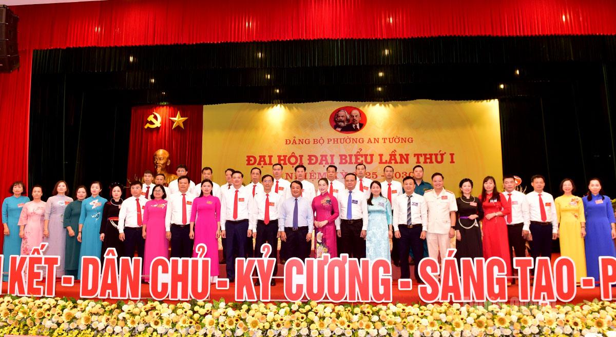Các đồng chí lãnh đạo tỉnh chụp ảnh cùng các đồng chí Ủy viên BCH Đảng bộ phường An Tường.