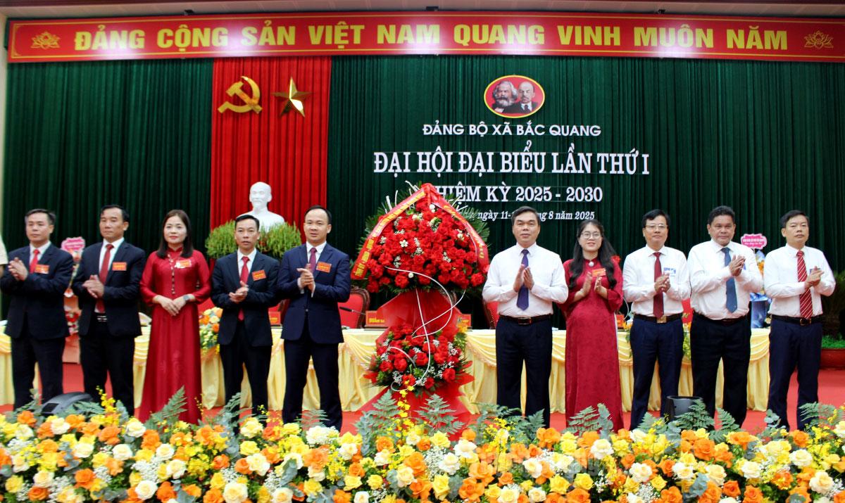 Đồng chí Ma Thế Hồng, Phó Bí thư Tỉnh ủy, Chủ tịch Ủy ban Mặt trận Tổ quốc Việt Nam tỉnh cùng các đồng chí lãnh đạo tỉnh tặng hoa chúc mừng Đại hội Đảng bộ xã Bắc Quang.