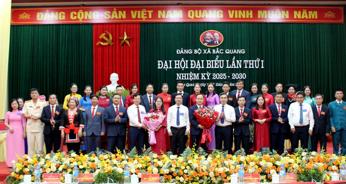 Đồng chí Ma Thế Hồng, Phó Bí thư Tỉnh ủy, Chủ tịch Ủy ban Mặt trận Tổ quốc Việt Nam tỉnh cùng các đồng chí lãnh đạo tỉnh chúc mừng Ban Chấp hành Đảng bộ xã Bắc Quang nhiệm kỳ 2025-2030.