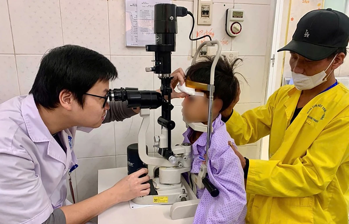 Bác sĩ Bệnh viện Mắt trung ương khám và phát hiện trong hốc mắt bệnh nhi ở xã Mường Hung (tỉnh Sơn La) có dị vật hình tròn là một viên bi sắt.