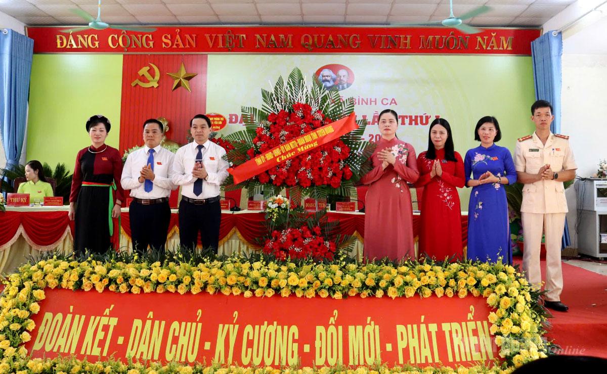 Đồng chí Ma Thị Thúy, Ủy viên BCH Đảng bộ tỉnh, Phó Trưởng đoàn chuyên trách Đoàn đại biểu Quốc hội tỉnh tặng hoa chúc mừng Đại hội Đảng bộ xã Bình Ca. Ảnh: Đoàn Thư