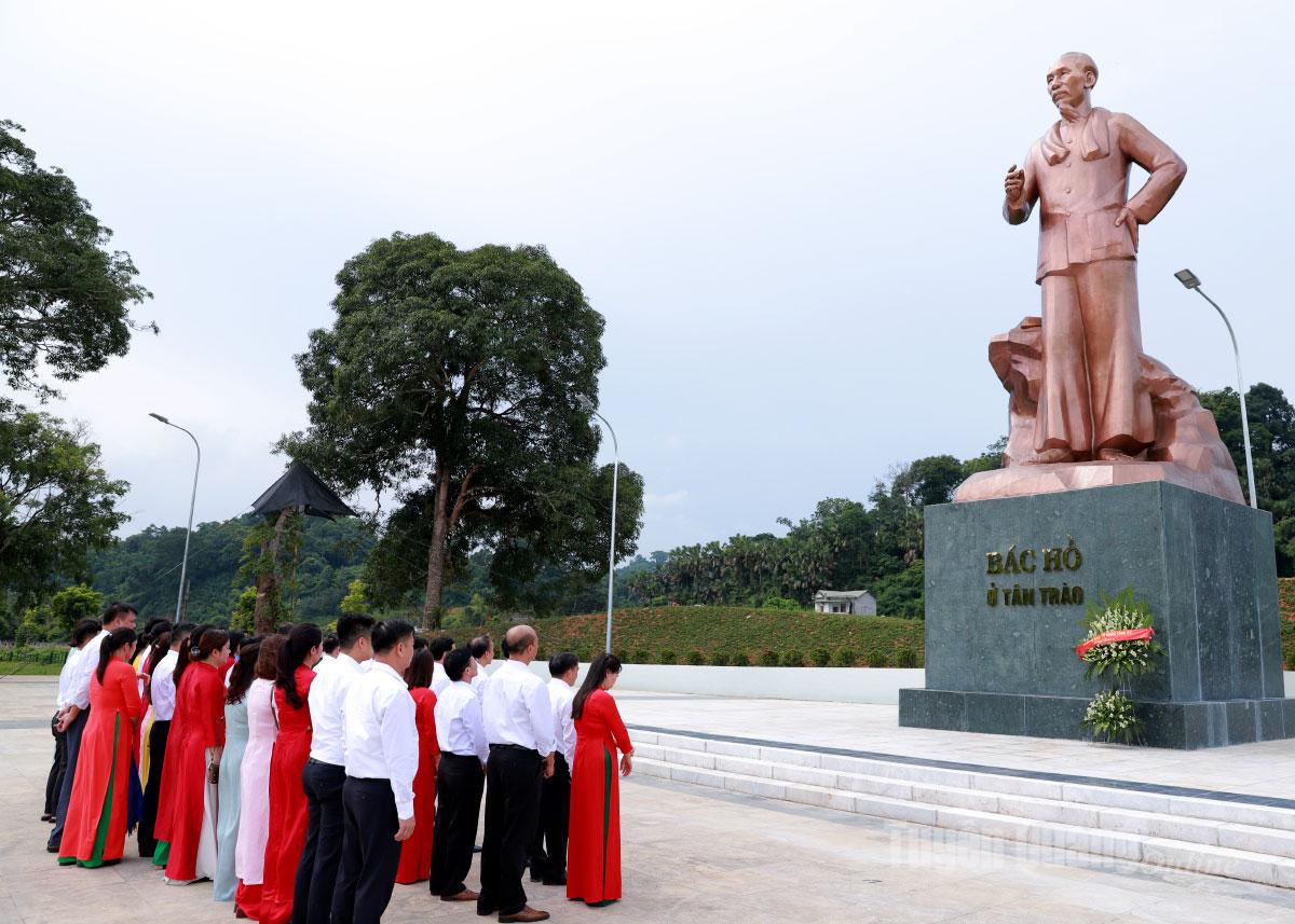 Đảng ủy Ban Tổ chức Tỉnh ủy dâng hoa trước Tượng Bác Hồ ở Tân Trào.