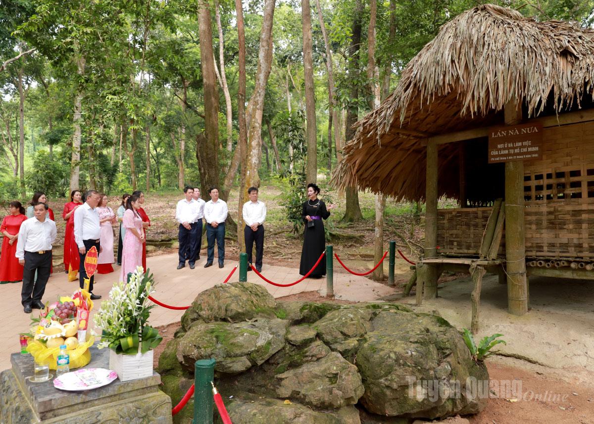 Đoàn đại biểu Đảng ủy Ban Tổ chức Tỉnh ủy nghe hướng dẫn viên kể về thời gian Bác Hồ ở lán Nà Nưa