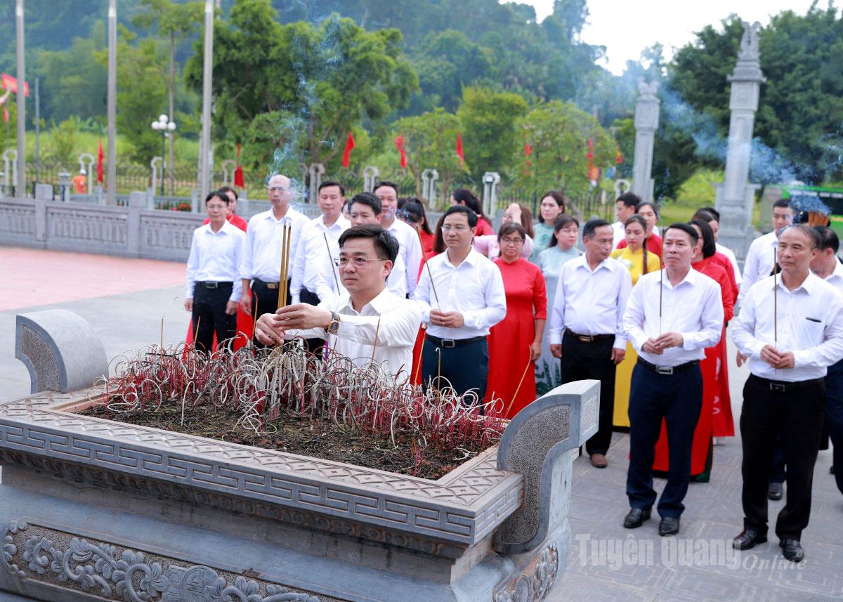 Trưởng ban Tổ chức Tỉnh ủy Nguyễn Hưng Vượng cùng các đại biểu dâng hương tại Đền thờ Chủ tịch Hồ Chí Minh và các vị tiền bối cách mạng.