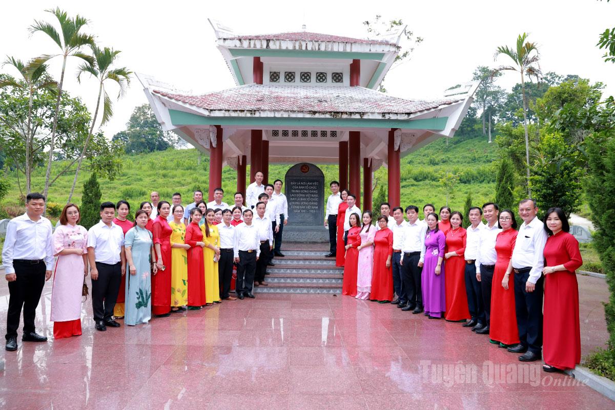 Đảng ủy Ban Tổ chức Tỉnh ủy thăm Nhà bia di tích Ban Tổ chức Trung ương Đảng.