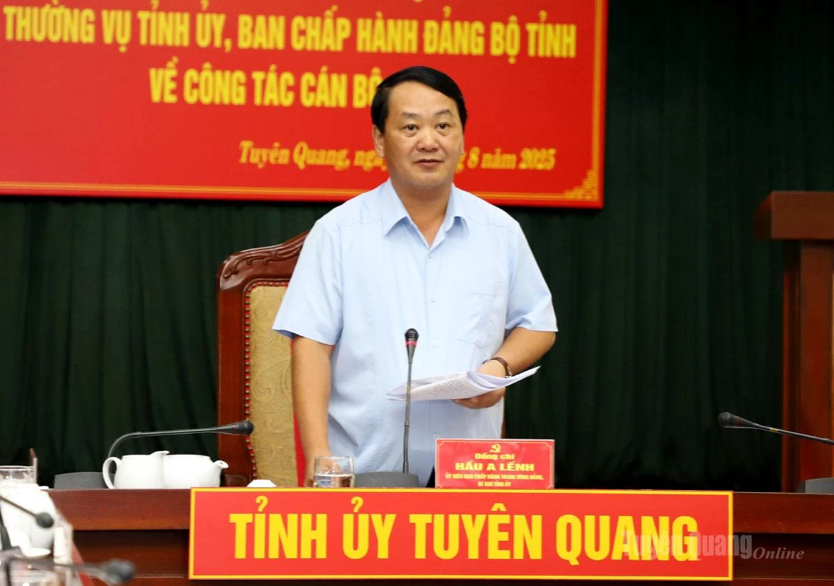 Bí thư Tỉnh ủy Hầu A Lềnh phát biểu quán triệt tại Hội nghị Ban Chấp hành Đảng bộ tỉnh.