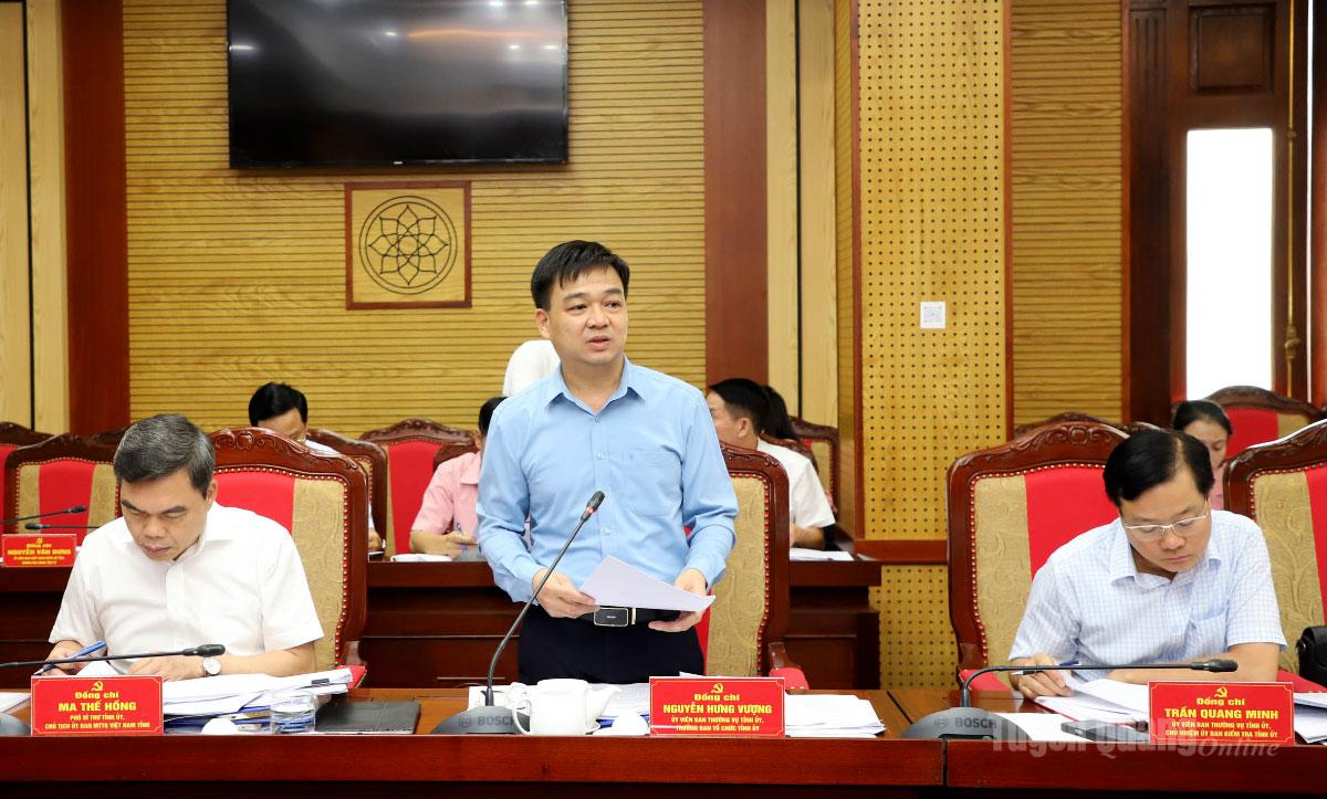 Trưởng ban Tổ chức Tỉnh uỷ Nguyễn Hưng Vượng báo cáo tờ trình tại Hội nghị Ban Thường vụ Tỉnh ủy.