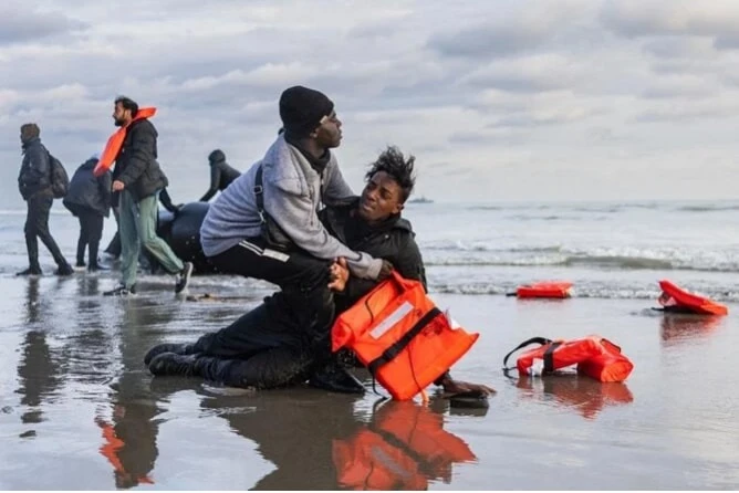 Theo Arabnews ngày 4-8, cảnh sát Tây Ban Nha đã triệt phá một mạng lưới tội phạm tình nghi buôn người di cư, chủ yếu là người Yemen, vào Anh và Canada bằng hộ chiếu giả.