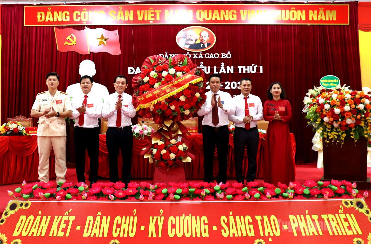 Đồng chí Hoàng Gia Long tặng hoa chúc mừng Đại hội. Ảnh: My Ly