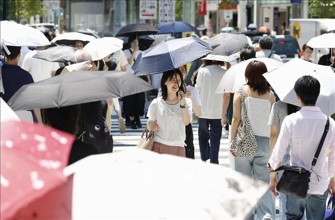 Người dân di chuyển dưới trời nắng gắt tại Ginza, Nhật Bản ngày 23-7-2025. Ảnh: Kyodo/TTXVN