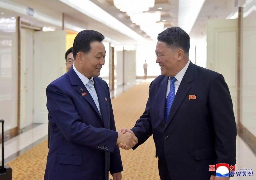 Chủ tịch Hội đồng nhân dân Tối cao Triều Tiên Pak In Chol (trái) rời Bình Nhưỡng để tham dự Hội nghị Chủ tịch Quốc hội thế giới tại Geneva, Thụy Sĩ. (Ảnh: Yonhap)