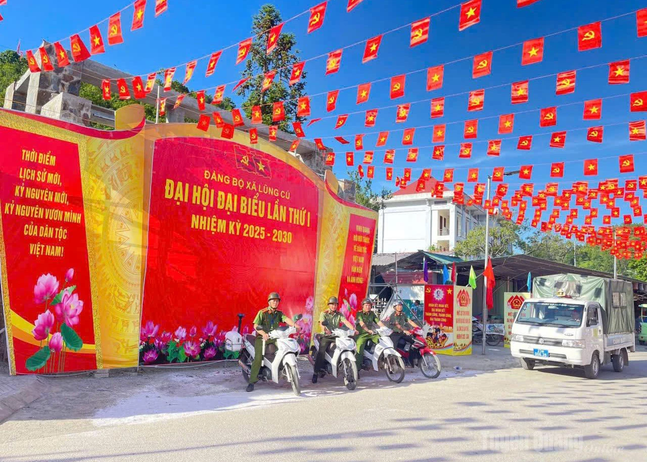 Lung Cu commune is adorned with flags and flowers to celebrate the 1st Party Congress of the commune for the 2025–2030 term.