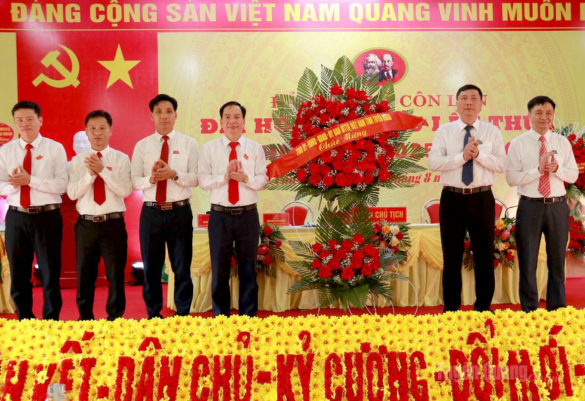 Đồng chí Phùng Tiến Quân, Uỷ viên Ban Thường vụ Tỉnh uỷ, Trưởng ban Nội chính Tỉnh uỷ tặng lẵng hoa, chúc mừng Đại hội đại biểu Đảng bộ xã Côn Lôn. Ảnh: Hoàng Ngọc