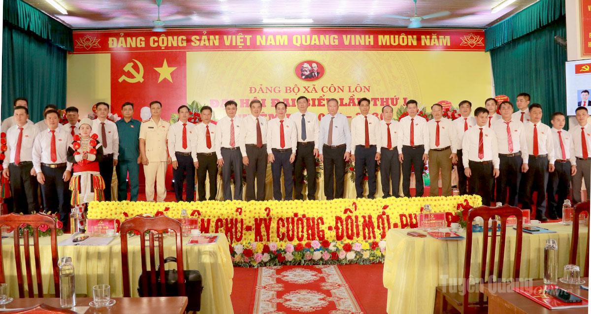 Đồng chí Phùng Tiến Quân, Uỷ viên Ban Thường vụ Tỉnh uỷ, Trưởng ban Nội chính Tỉnh uỷ cùng các đại biểu chúc mừng Ban Chấp hành Đảng bộ xã Côn Lôn, nhiệm kỳ 2025- 2030. Ảnh: Hoàng Ngọc