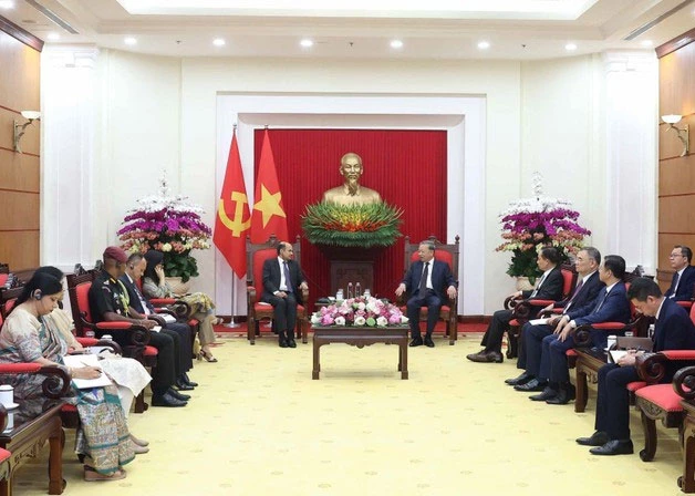 Party General Secretary To Lam (R) hosts a reception for Indian Ambassador to Vietnam Sandeep Arya on August 6 in Hanoi. (Photo: VNA)