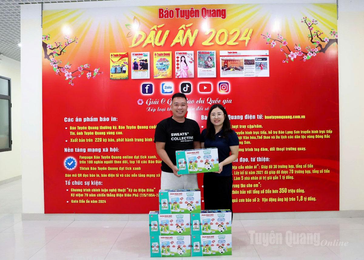 Đại diện Công ty TNHH MTV Hồ Toản kết nối Báo và phát thanh, truyền hình Tuyên Quang trao tặng sữa cho bệnh nhi mắc bệnh thiếu máu huyết tán trên địa bàn tỉnh Tuyên Quang.