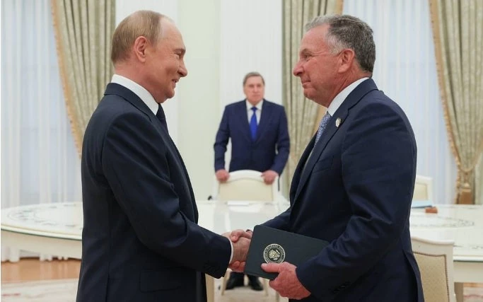 Tổng thống Nga Vladimir Putin (trái) và Đặc phái viên Tổng thống Mỹ Steve Witkoff tại thủ đô Mátxcơva. Ảnh: TASS