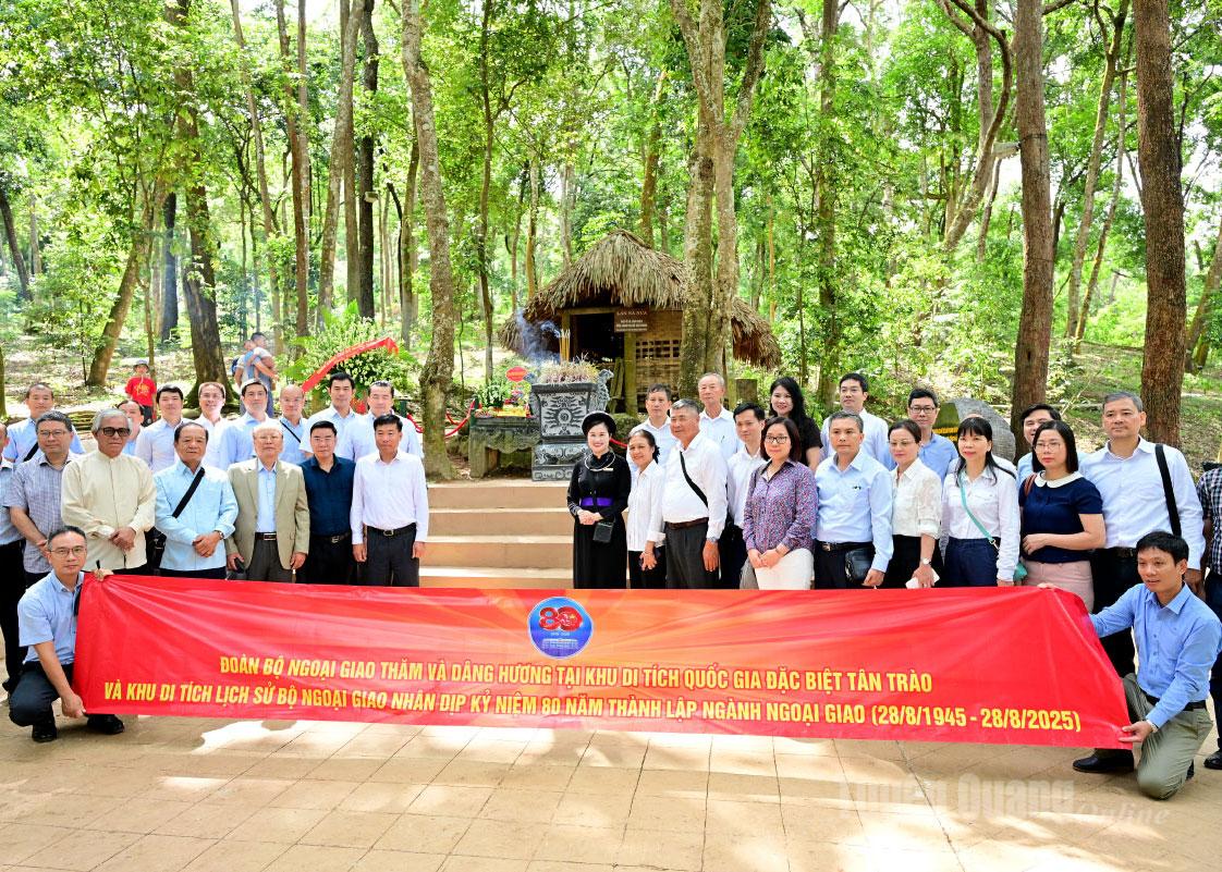 Đoàn công tác Bộ Ngoại giao tổ chức hoạt động về nguồn