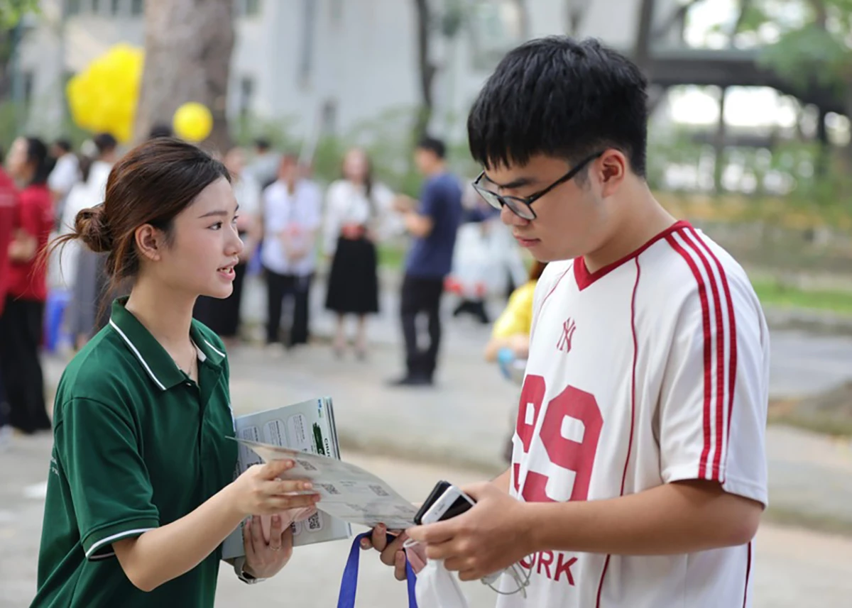 Thí sinh tham dự Ngày hội lựa chọn nguyện vọng xét tuyển năm 2025. Ảnh: Nam Trần