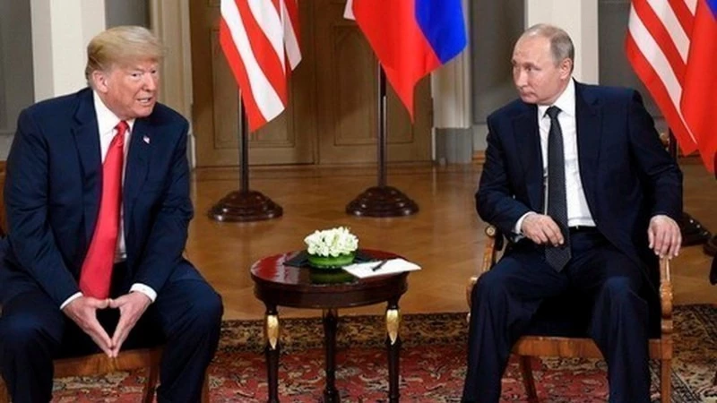 Tổng thống Mỹ Donald Trump (trái) và Tổng thống Nga Vladimir Putin trong cuộc gặp tại Helsinki, Phần Lan. (Ảnh: THX/TTXVN)