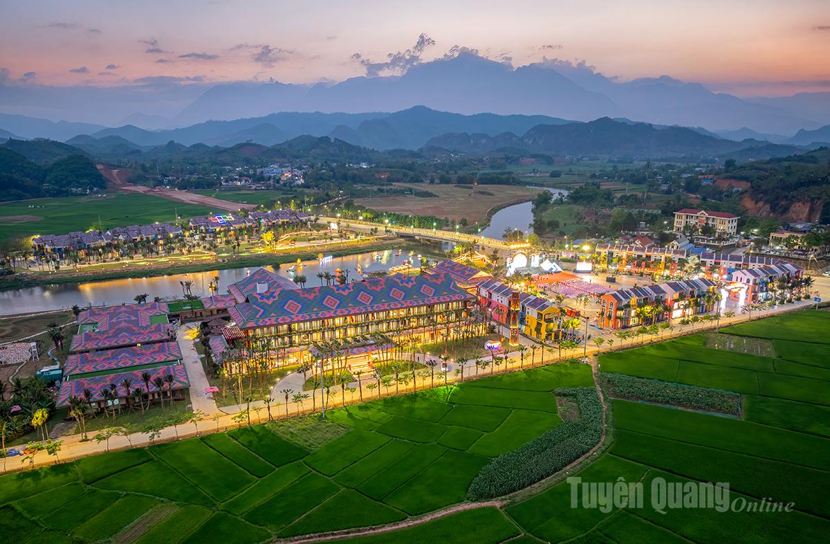 Flamingo Tân Trào đã chính thức đi vào hoạt động năm 2024, trở thành một điểm đến hiện đại thu hút khách du lịch, đặc biệt là giới trẻ.