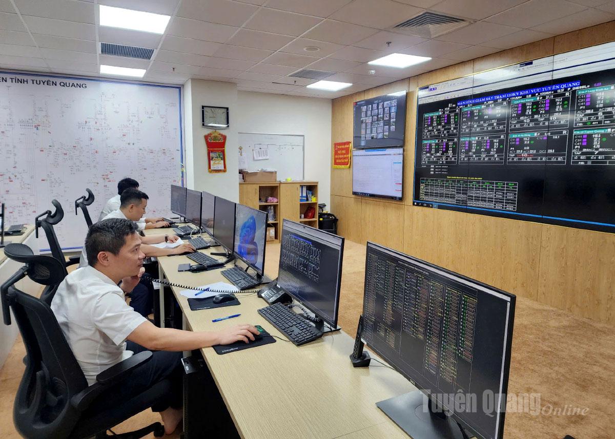 Cán bộ Trung tâm Điều khiển xa, Công ty Điện lực Tuyên Quang quản lý vận hành hệ thống lưới điện.