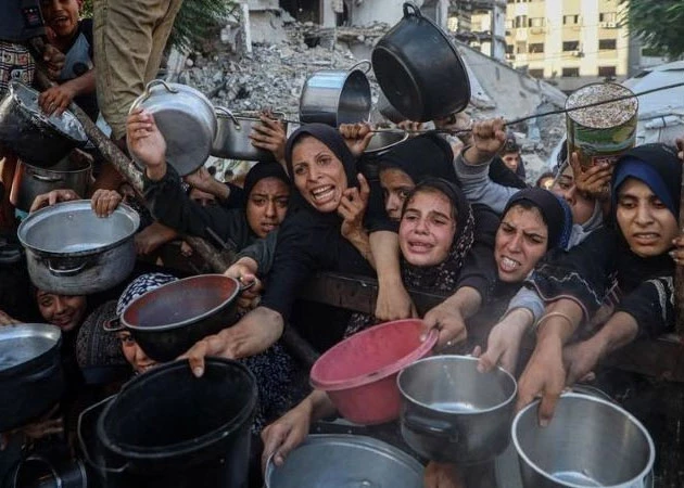 Palestinians await free food distribution at a centre in Gaza City on July 14, 2025. (Photo: Xinhua)

