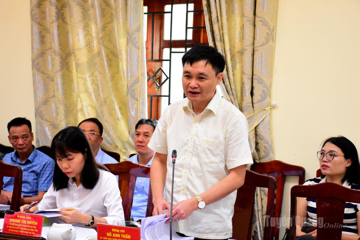 Lãnh đạo Sở Nội vụ góp ý kiến tại hội nghị.