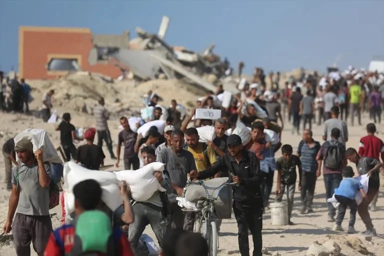 Những đoàn xe viện trợ có vai trò sống còn với người dân ở Dải Gaza hiện nay. Ảnh: Anadolu