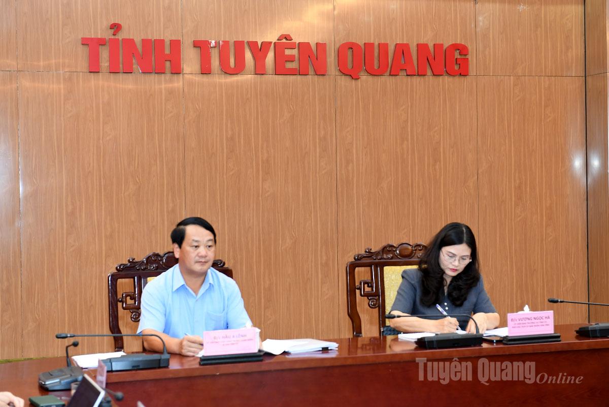 Các đồng chí: Hầu A Lềnh, Ủy viên Ban Chấp hành Trung ương Đảng, Bí thư Tỉnh ủy; Vương Ngọc Hà, Ủy viên Ban Thường vụ Tỉnh ủy, Phó Chủ tịch UBND tỉnh chủ trì hội nghị tại điểm cầu tỉnh Tuyên Quang