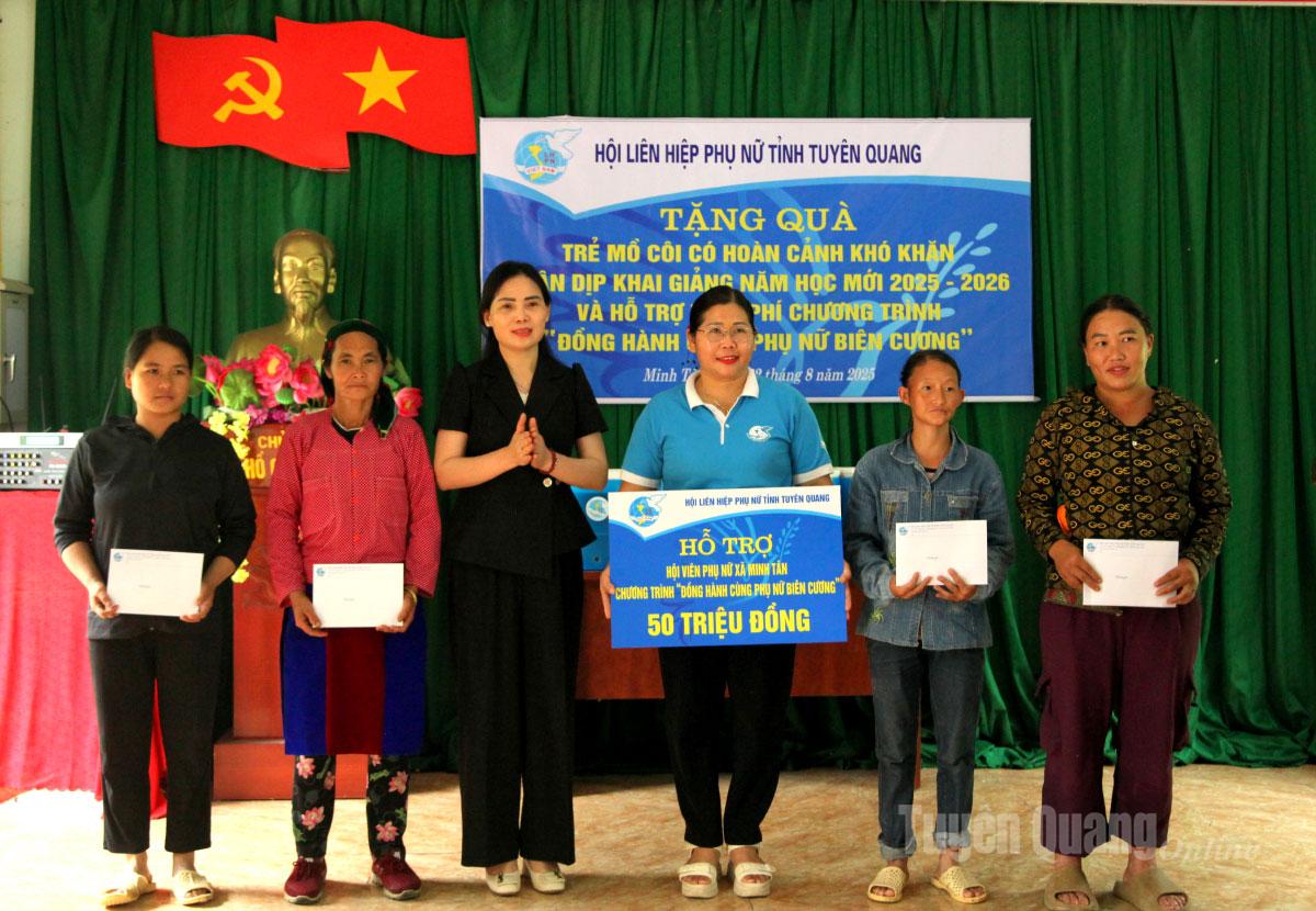 Đoàn trao tặng kinh phí Chương trình “Đồng hành cùng phụ nữ biên cương” cho xã Minh Tân.