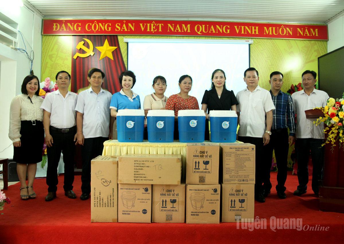 Lãnh đạo Hội Liên hiệp Phụ nữ tỉnh tặng bình lọc nước cho trường học xã Tùng Bá.