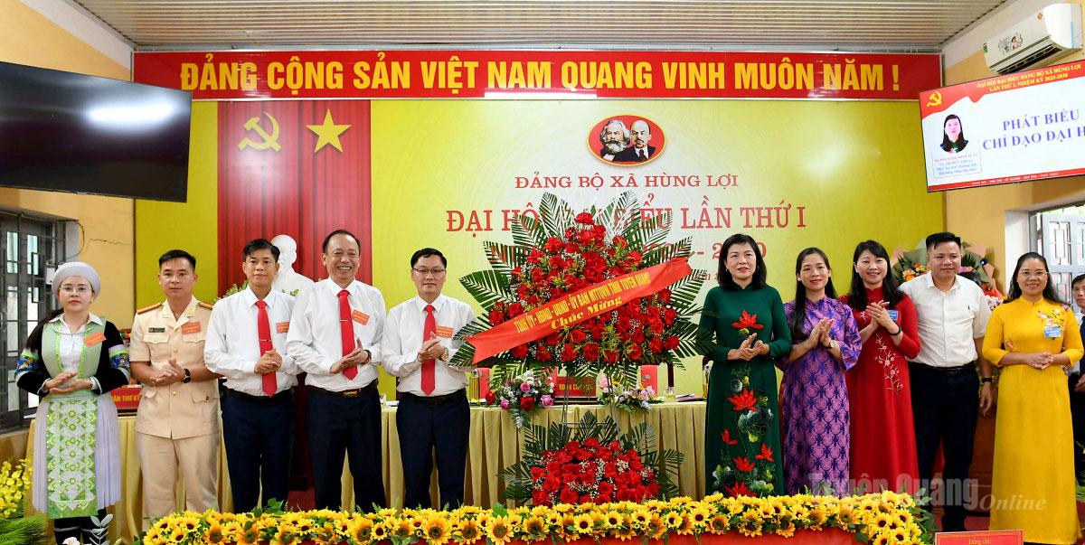 Đồng chí Phạm Thị Minh Xuân, Ủy viên Ban Thường vụ Tỉnh ủy, Phó Chủ tịch HĐND tỉnh và lãnh đạo các sở, ban, ngành, đơn vị tặng hoa chúc mừng Đại hội. Ảnh: Huy Hoàng