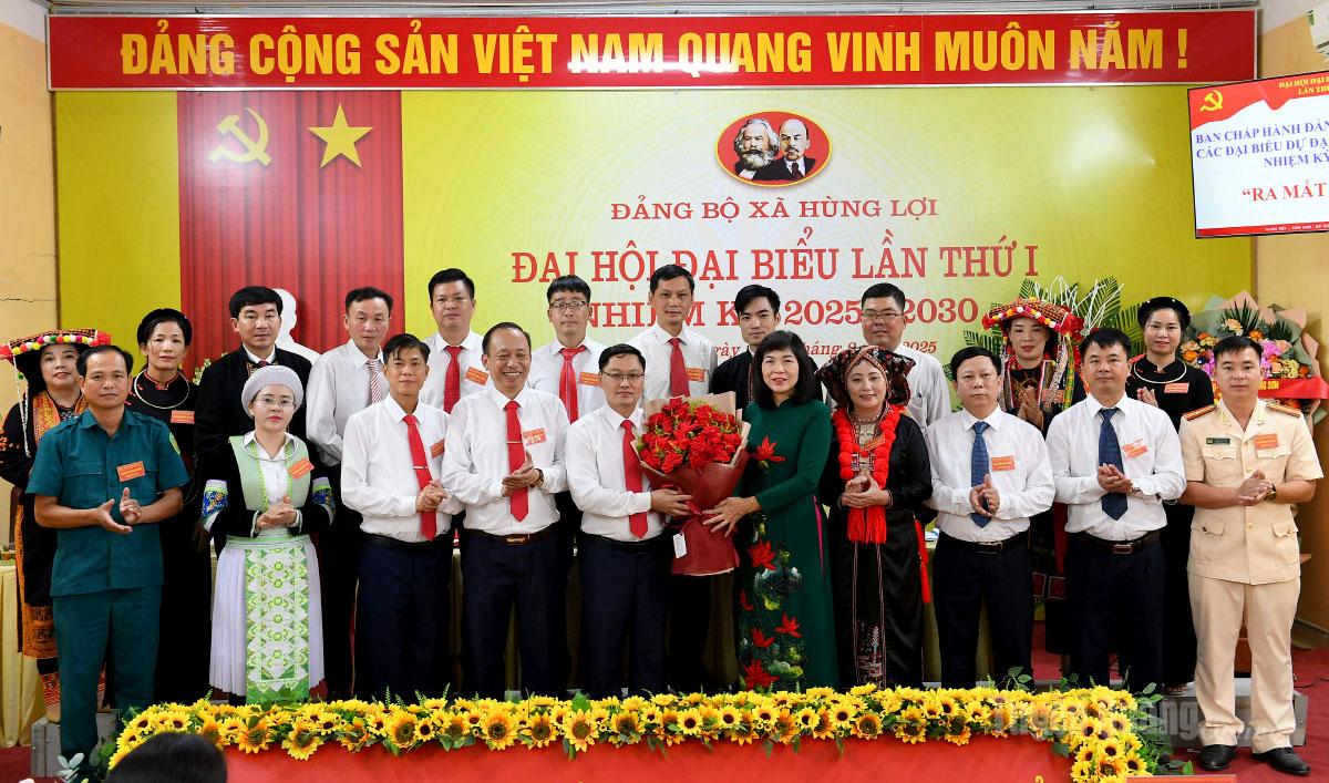 Đồng chí Phạm Thị Minh Xuân, Ủy viên Ban Thường vụ Tỉnh ủy, Phó Chủ tịch HĐND tỉnh tặng hoa chúc mừng BCH Đảng bộ xã Hùng Lợi nhiệm kỳ 2025-2030. Ảnh: Huy Hoàng