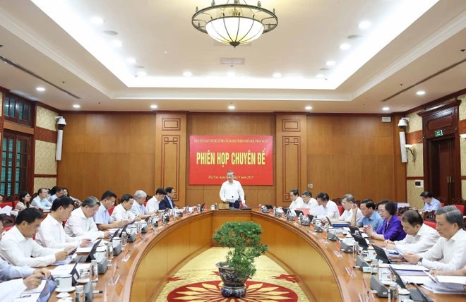Party General Secretary To Lam speaks at the thematic meeting of the central steering committee for perfecting institutions and laws.