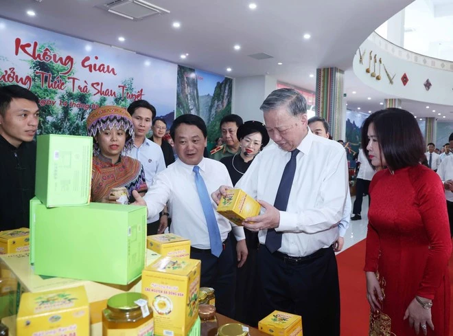 Party General Secretary To Lam and delegates explore typical products of Tuyen Quang on the working sessions sidelines. (Photo: VNA)