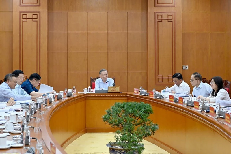 Party General Secretary To Lam (middle) addresses the meeting. 
