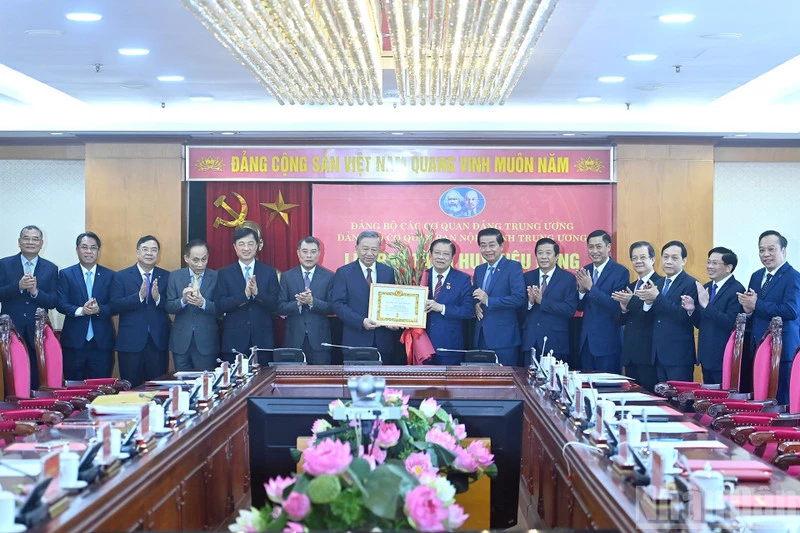 Party General Secretary To Lam presenting the 45-year Party membership badge to Politburo member, Secretary of the Party Central Committee and head of the commission Phan Dinh Trac in Ha Noi on August 28.