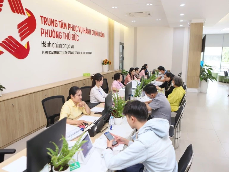 The reception of non-local administrative procedures in Thu Duc Ward, Ho Chi Minh City. (