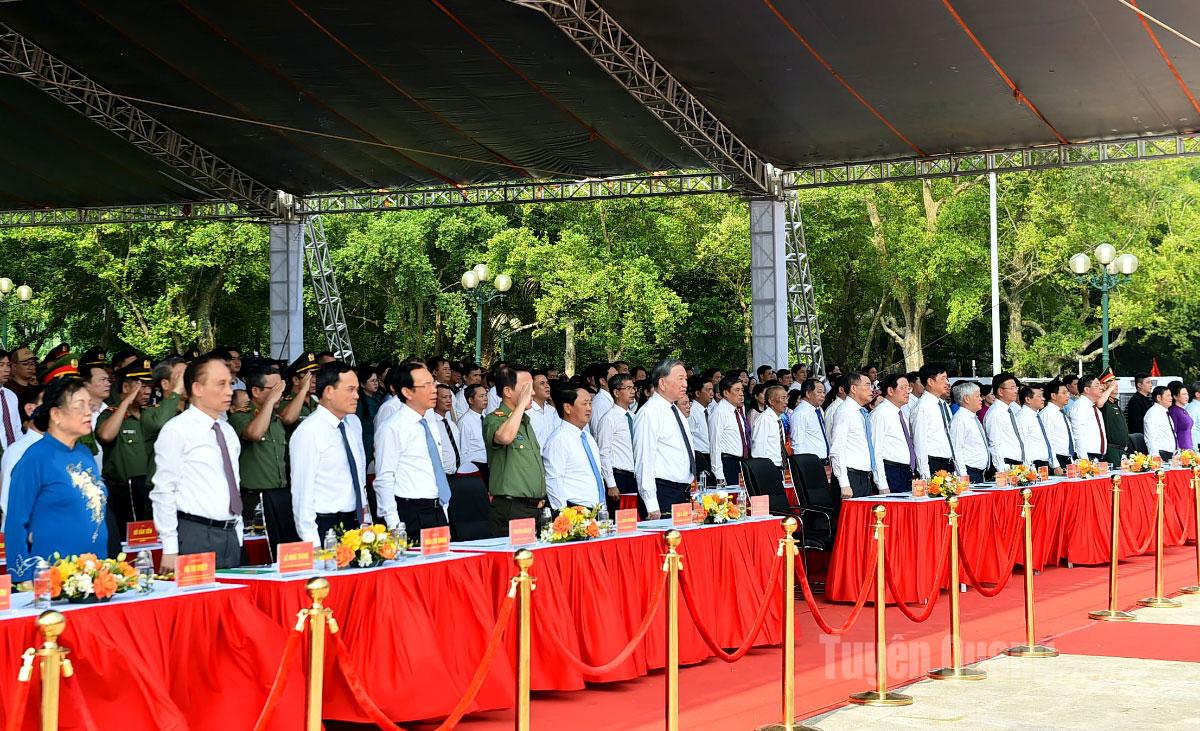 Các đại biểu thực hiện nghi thức Chào cờ tại lễ khánh thành.