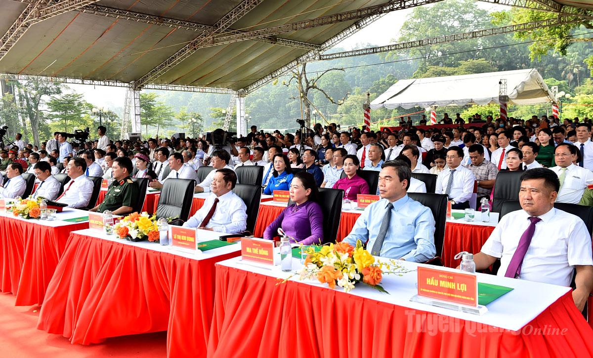 Các đồng chí lãnh đạo Trung ương và tỉnh dự lễ khánh thành.