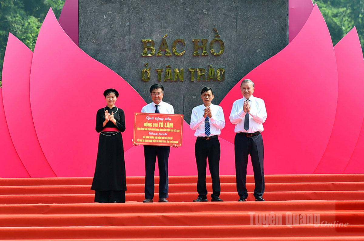 Tổng Bí thư Tô Lâm trao kinh phí hỗ trợ trường Tiểu học và THCS Thanh Thủy.